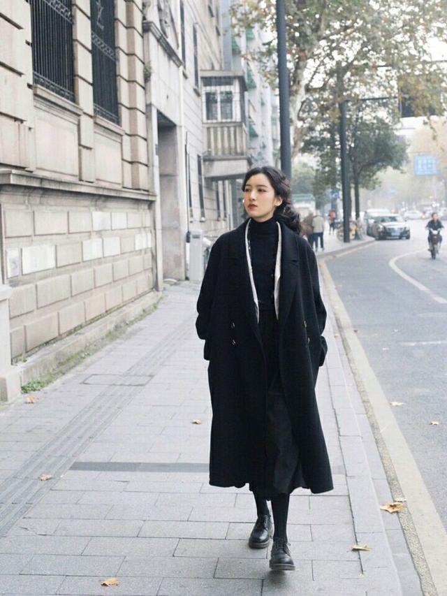 高领黑色毛衣 西装外套 黑色阔腿裤